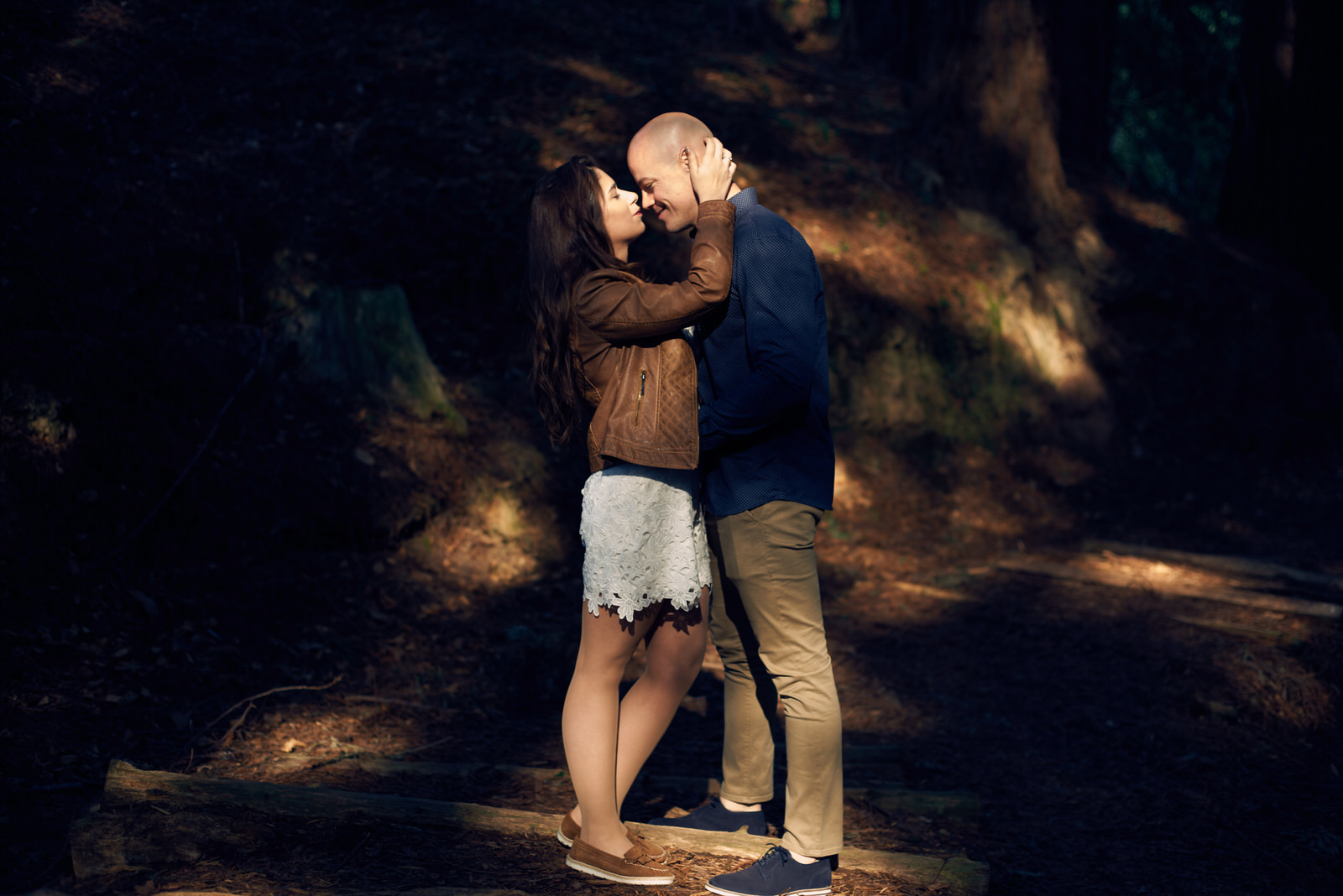 sesion de enamorados, fotos de pareja, preboda en el bosque de sequoyas de cabezon, paseo entre arboles gigantes bosque, love session