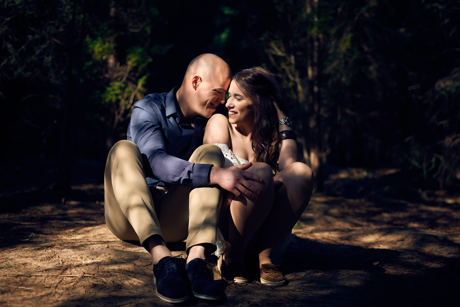 sesion de enamorados, fotos de pareja, preboda en el bosque de sequoyas de cabezon, paseo entre arboles gigantes bosque, love session