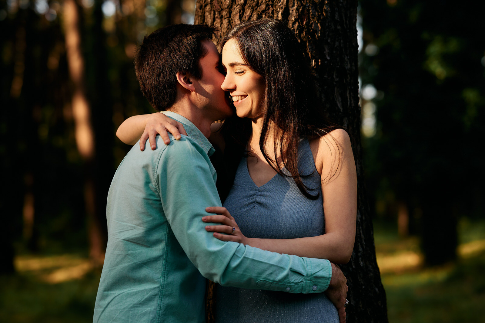 pareja besandose en los pinares de liencres